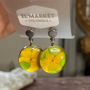 NWT Real Flower, Gold Leaf, and Resin Colombian Round Post Earrings